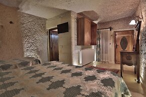 Shoestring Cave House