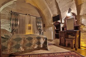 Shoestring Cave House