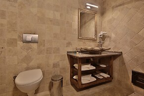 Shoestring Cave House