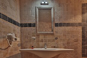 Shoestring Cave House