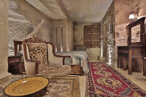 Shoestring Cave House