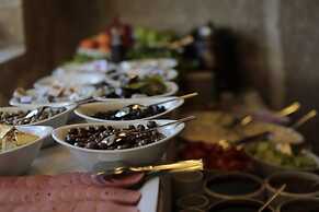 Shoestring Cave House