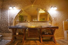 Shoestring Cave House