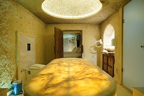 Shoestring Cave House