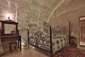 Shoestring Cave House