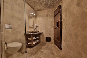 Shoestring Cave House