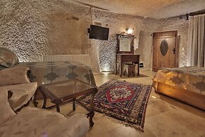 Shoestring Cave House