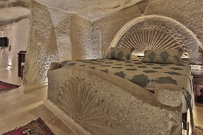 Shoestring Cave House