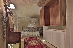 Shoestring Cave House