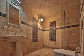 Shoestring Cave House