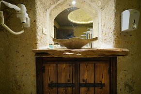 Shoestring Cave House