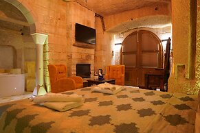 Shoestring Cave House