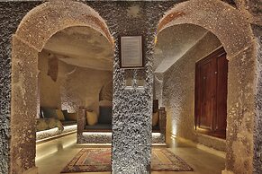 Shoestring Cave House