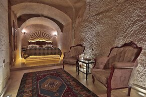 Shoestring Cave House