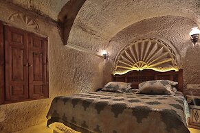 Shoestring Cave House