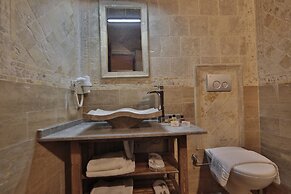 Shoestring Cave House