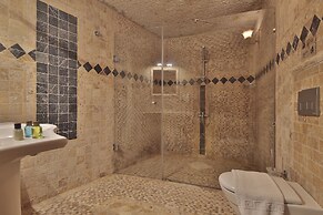 Shoestring Cave House