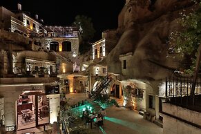 Shoestring Cave House