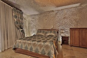 Shoestring Cave House