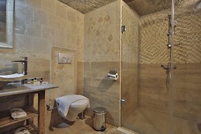 Shoestring Cave House