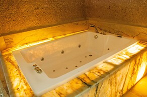 Shoestring Cave House