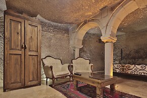 Shoestring Cave House