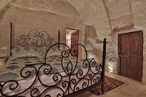 Shoestring Cave House