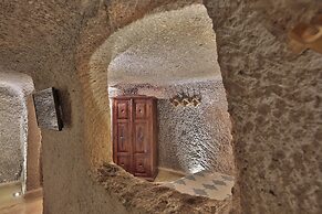 Shoestring Cave House