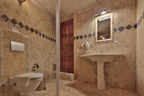 Shoestring Cave House