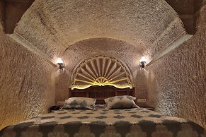 Shoestring Cave House