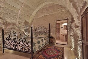 Shoestring Cave House