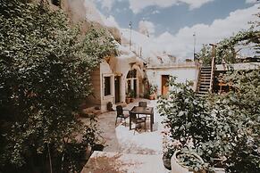 Shoestring Cave House