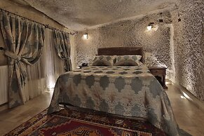 Shoestring Cave House