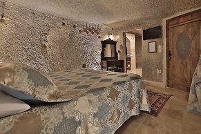 Shoestring Cave House