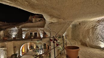 Shoestring Cave House