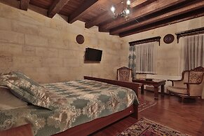 Shoestring Cave House