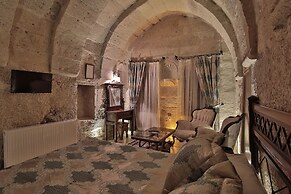 Shoestring Cave House