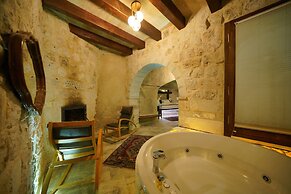 Shoestring Cave House