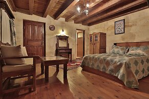 Shoestring Cave House