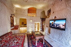 Shoestring Cave House