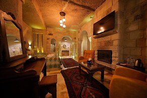 Shoestring Cave House