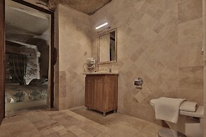 Shoestring Cave House