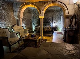 Shoestring Cave House