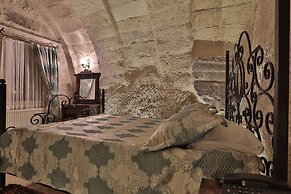 Shoestring Cave House