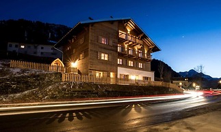 Alpen Select Lodge for 16-24 People