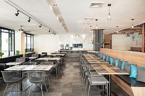 Cross Vibe Sukhumvit Hotel