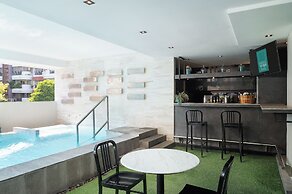 Cross Vibe Sukhumvit Hotel