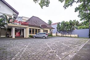 Residences by RedDoorz near Rumah Mode