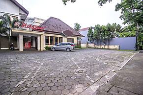 Residences by RedDoorz near Rumah Mode