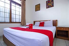 Residences by RedDoorz near Rumah Mode